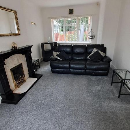 Dalton House - Three Bedroom Property Stretford Free Parking Near The Trafford Centre マンチェスター エクステリア 写真